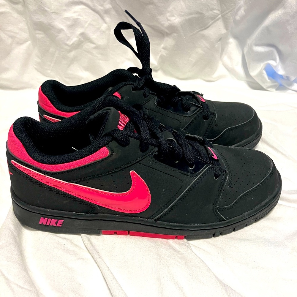 Nike PRESTIGE IV Black Dynamic Pink Shoes 5Y or 6.6 to 7 womens